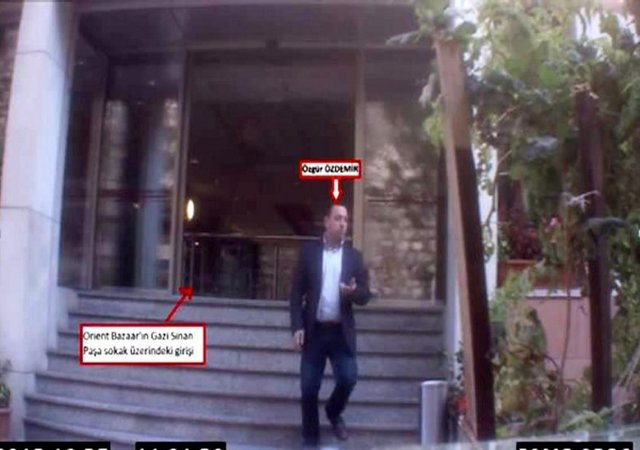 Zarrab'ın bürosuna çantasız giren Barış Güler'in çıkışta taşıdığı çantada 800 bin dolar olduğu ileri sürülüyor.