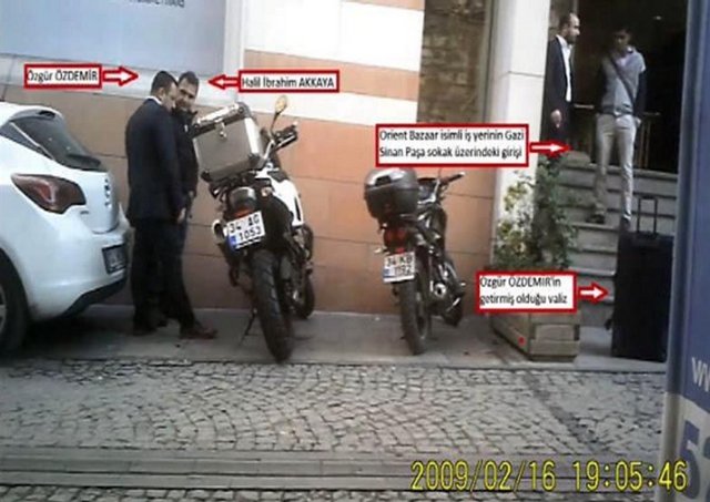 İçişleri Bakanı Güler'in oğlunun ofisinin çevresinde çekildiği iddia edilen fotolarda, 3 şüphelinin Güler'e 3 milyon dolar rüşvet verdiğinin delili olarak öne sürülüyor.
