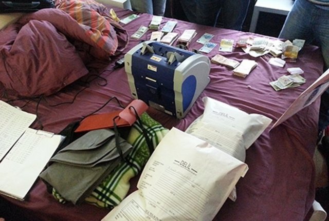 Radikal'in ele geçirdiği fotoğraflarda, çok sayıda döviz ve Türk lirası görülürken, ele geçirilenler arasında para sayma makinesinin olması dikkatleri çekti.
