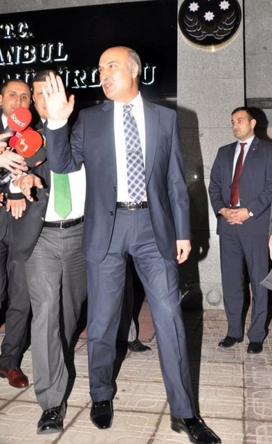 İstanbul merkezli yürütülen yolsuzluk ve rüşvet operasyonu sonrası görevinden alınan İstanbul Emniyet Müdürü Hüseyin Çapkın, mesai arkadaşları ile vedalaşarak emniyet müdürlüğünden ayrıldı.