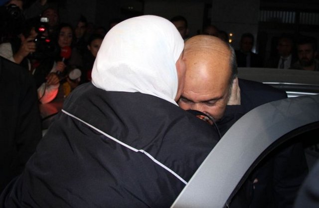 Duygusal anların yaşandığı veda sırasında Mezzek, Çapkın'ı alnından öperek uğurladı.