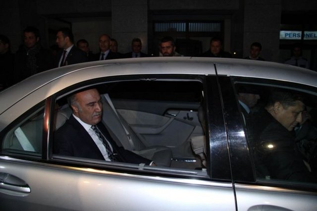 Basın mensuplarına el sallayarak kendisini bekleyen araca yönelen Çapkın, şehit yakını olan Ayşe Mezzek ile de vedalaştı.