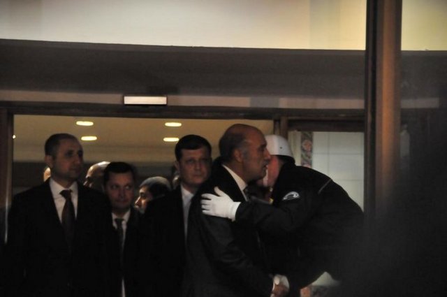 Makamından ayrılırken çalışma arkadaşları ve polislerle vedalaşan Çapkın, kapıda nöbet tutan polislerle de selamlaşarak vedalaştı.