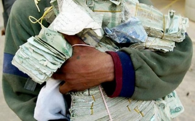 18 Mart 2003'te Irak'ı işgal eden ABD güçleri Bağdat'a doğru ilerlerken, sabaha karşı Irak Bankası'nın Bağdat genel merkezine onlarca kamyon yanaştı.