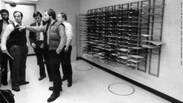 11 Aralık saat sabaha karşı 3.12 'de kargo görevlisi Kerry Whalen, J.F.K. havalimanının kargo apronunda en son aldığı yükleme işinden dönerken aracının önünün bir minibüsle kesildiğini gördü. İnip kontrol etmek istediğinde kafasına bir silah dayandı.