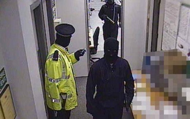 Memuru dinleyen Dixon'u polis aracında kötü bir sürpriz bekliyordu. Zira polis memuru kılığına girmiş soyguncular, Dixon'u etkisiz hale getirip ellerini kelepçelemişlerdi. Dixon'u rehin alan soyguncular, ailesini arayıp babalarının kaza geçirdiği söyledi.