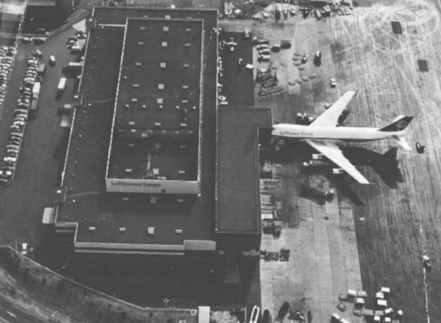 Silahlı diğer adamlar da Whalen'in yanına gelirken silahlı adam, kargo görevlisinin cüzdanını alıp ailesinin resmini gösterdi ve "Ailenin nerede olduğunu biliyoruz. Ters bir şey yaparsan adamımız onları ziyaret edecek. Bize yol göstereceksin" dedi.