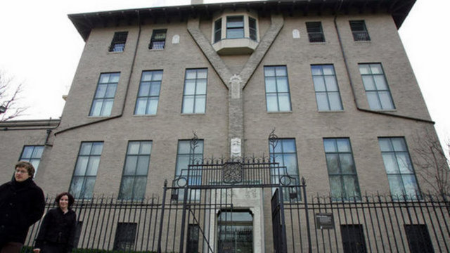 Diğer görevli devriyesini bitirip gelince o da aynı akıbete uğradı. Görevlilerden biri "bizi neden tutukluyorsunuz" diye sorunca polis "sizi tutuklamıyoruz bu bir soygun. Uslu durursanız canınız yanmaz" diyerek güvenlik görevlerini bağladı.