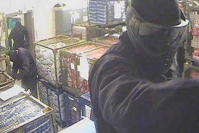 Olay yerine gelen Dixon'ın karısı ve 8 yaşındaki oğlunu da alıkoydular ve müdüre itaat etmesini yoksa ailesini öldüreceklerini söylediler. Çaresiz Colin Dixon, soyguncularla depoya kadar gitti. Gece 01.00'de Dixon ailesi ve soyguncular depoya gelmişti.