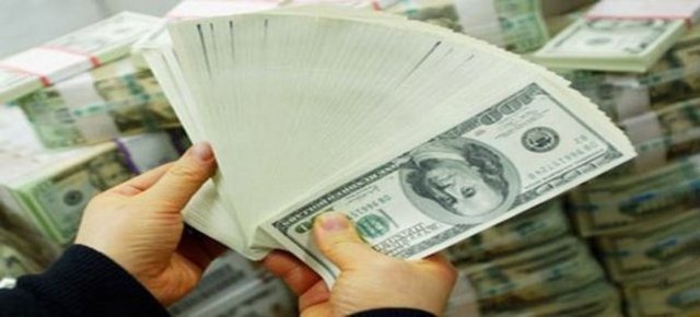 Kamyon'dan inen adamlar 1 milyar dolara yakın paranın Saddam'ın oğlu Kusay'ın adamalarına verilmesini emreden Irak'ın devrik lideri Saddam Hüseyin imzalı bir belgeyi banka çalışanlarına verdiler.