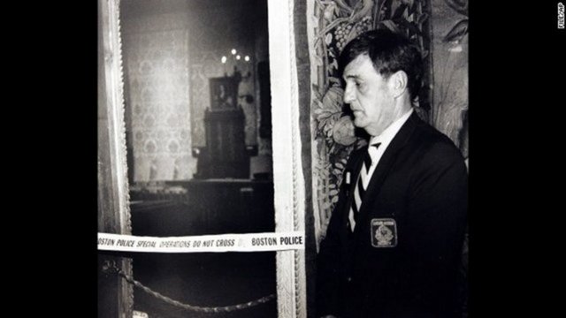 Biri binanın güvenlik merkezinde masa başında otururken diğeri ise devriye geziyordu. Aniden polislerden biri, masada oturan görevliye "Sende sıra dışı olan bir şeyler var duvara dön ve ellerini başının üstüne koy" dedi.