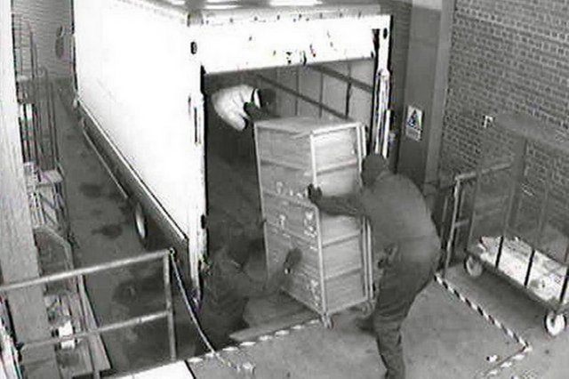 Kalaşnikof ve pompalı tüfekli soyguncular 14 depo çalışanını da rehin aldılar. Kasayı açıp 53 milyon pounddan fazla parayı alan soyguncular 14 çalışan ve Dixon ailesini kasaya kitleyip kaçtılar.