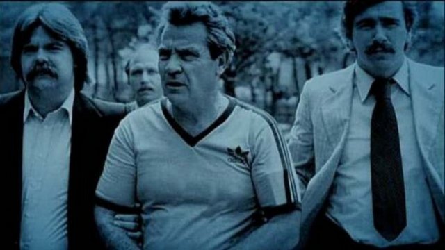 Gürültüyü duyup neler olduğunu kontrol etmeye gelen kargo görevlisi Rolf Rebmann'ı kelepçeleyip etkisiz hale getiren 6 maskeli silahlı soyguncu, 2 rehinelerini de yanlarına alarak labirent gibi kargo terminali içinde yola koyuldular.