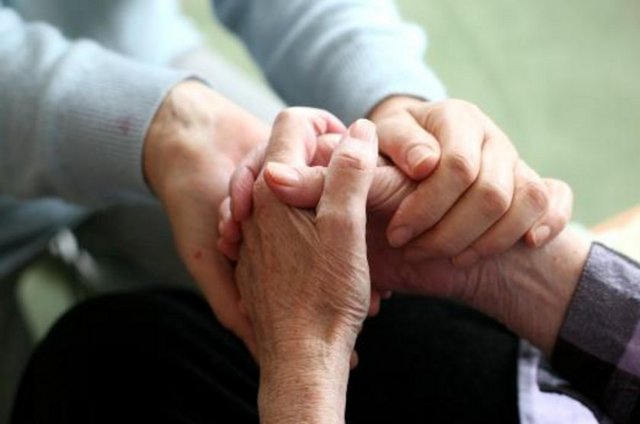 En sık ellerde görülen titreme sağlıklı diyebileceğimiz normal kişilerde görülebilir ve belirginleşmediği sürece fark edilmez. Kişinin ellerdeki titremesi fark edilir düzeye gelince normal olmaktan çıkar.