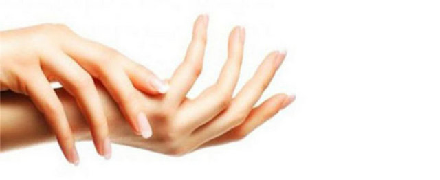 Astım ilaçları, amfetamin gibi uyarıcılar, psikiyatrik hastalıkların tedavisinde kullanılan bazı ilaçlar da ya etki olarak ellerde titremeye yol açabilir.