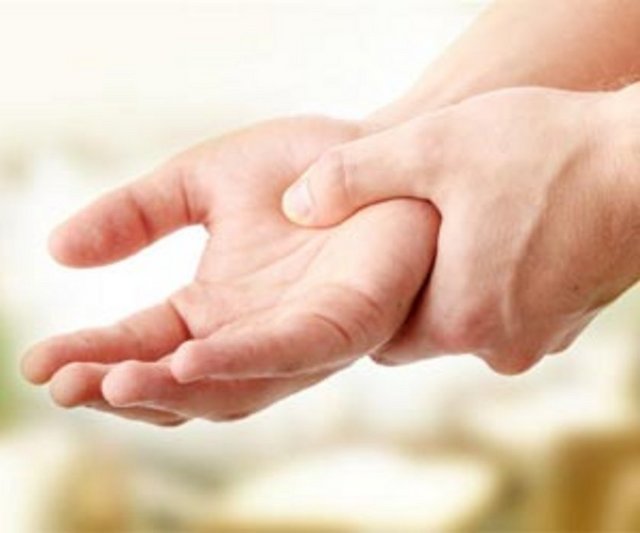 Altta yatan ciddi bir hastalık yoktur. Genellikle 20'li yaşlarda belirginleşir ya da başlar; ama her yaşta da görülebilir. - Yorgunluk, stres, kafein bu titremeyi arttırırken, alkol alımı azalttığı görülebilir. Yaş ilerledikçe genellikle artış gösterir.