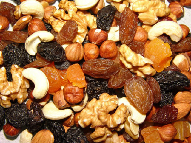 Fındık + kuru üzüm karışımı: Fındığın kilo vermeye katkısı tartışılmaz, kuru üzüm ile beraber yersek, demir ve flavonoidlerden zengin bir karışım elde ederek metabolizmamızın hızına katkıda bulunmuş oluruz.