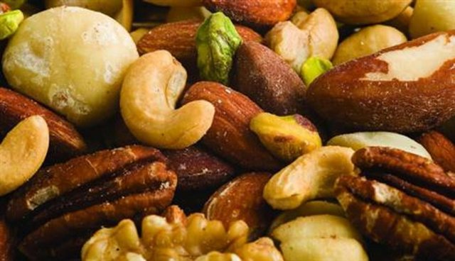 Süt + bitter çikolata: Çikolata mutlu eden ve metabolizmamızı hızlandırabilen keyifli bir abur cubur. Sütle birlikte ölçülü miktarda çikolata tüketmek kilo verme hızını oldukça yükseltiyor.