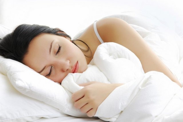 Amerikan Academy of Sleep Medicine adına konuşan Georgia Üniversitesi profesörü Michael Deckera göre Uyurken vücudumuz kendini oda sıcaklığına göre alıştırır ve vücut ısımızdan biraz daha düşük bir odada uyursak, daha rahat uyuruz. -