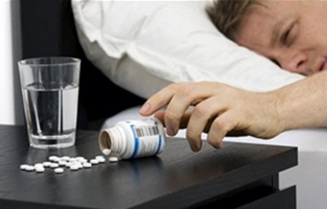 Melatoninin uyumanıza yardım ettiğini düşünürseniz büyük ihtimalle edecektir, üstelik yan etkisi olmadan. Bazıları içinse bu kadar etkili olmayabilir, placebo verilen bazı insanlar gerçek hap içen insanlar kadar uzun da uyuyabilir. -