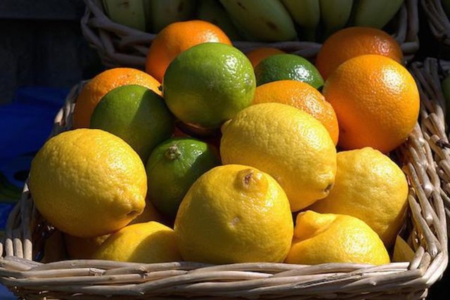 11. Turunçgiller: C vitamini yönünden zengin olan turunçgiller, boğaz ağrısını yatıştırır. Soğuk algınlıklarında en iyi dostunuzdur.