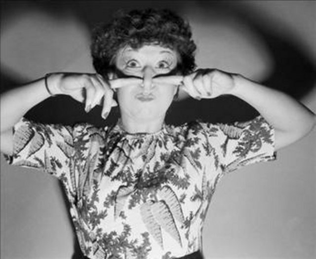 Herhangi bir hastalığa da tipik olarak eşlik etmez. Ama bazı hastalıklarda daha sık görülmektedir.