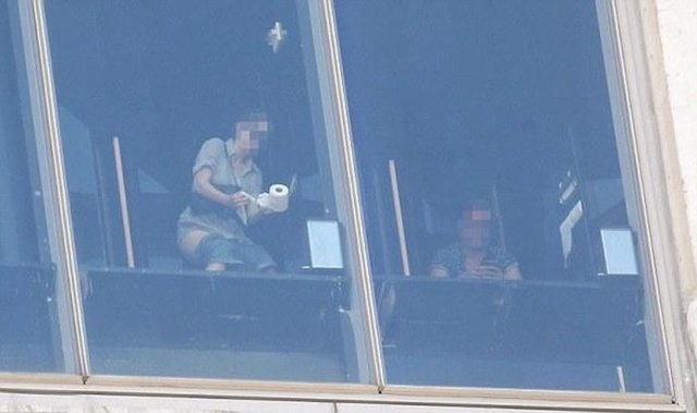 Binanın tuvaletlerine girenler, pencereye yeterince yakın dururlarsa aşağıdaki insanlar tarafından görülebiliyor. Herhangi bir perdenin olmadığı pencereler, müşterilerin aşağıdaki turistlere şok edici görüntüler vermesine neden olabilir.