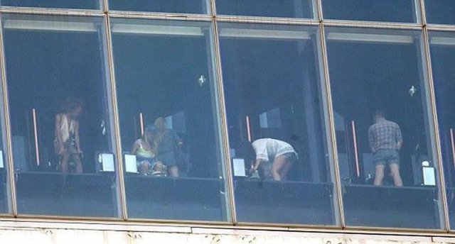 Manhattan'daki gösterişli Standard Hotel'in Boom Boom Room club'ının tuvaletini kullananlar duvarlardaki pencereler sayesinde yoldan geçen insanlara tamamen görünür durumda kalıyorlar.