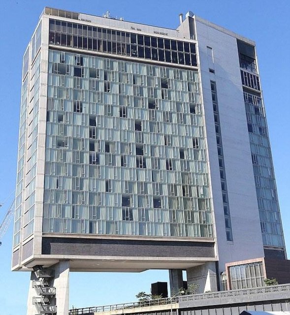 Ancak bazı müşteriler bu halka açık serginin kendilerini rahatsız etmediğini söylüyor. Hatta içlerinden biri tuvaletini yaparken aşağıdaki insanlara el sallıyor.