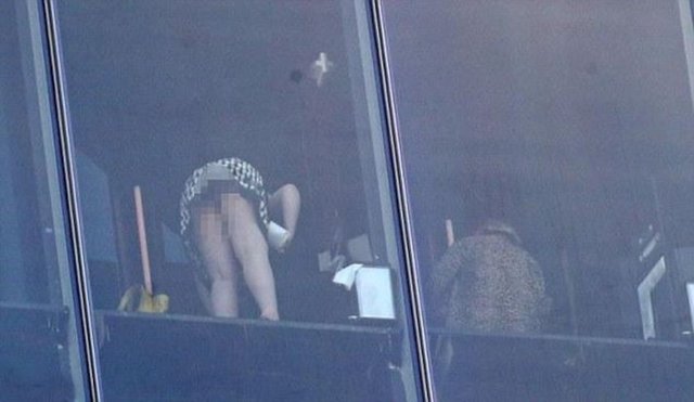 Tuvaletin bu özelliğinden haberi olmayan müşteriler, yabancılar tarafından tuvaletlerini yaparken fotoğraflanabiliyor veya görülebiliyor. Pencereler, Meatpacking District'teki High Line parkı gezmeye gelen ziyaretçilere karşı görünür vaziyette.   -