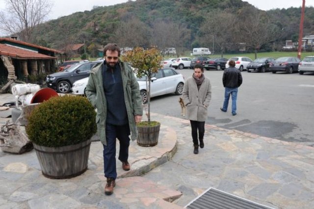 Ünlü dizi yıldızı Okan Yalabık, Güneşi Beklerken dizisinin başrol oyuncusu Hande Doğandemir ile görüntülendi.