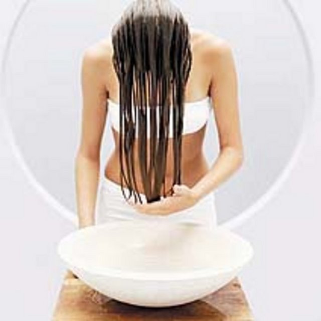 Saçlarınızı kuruturken, diplerinden uçlarına kadar ısıdan koruyan bir sprey uygulayın.