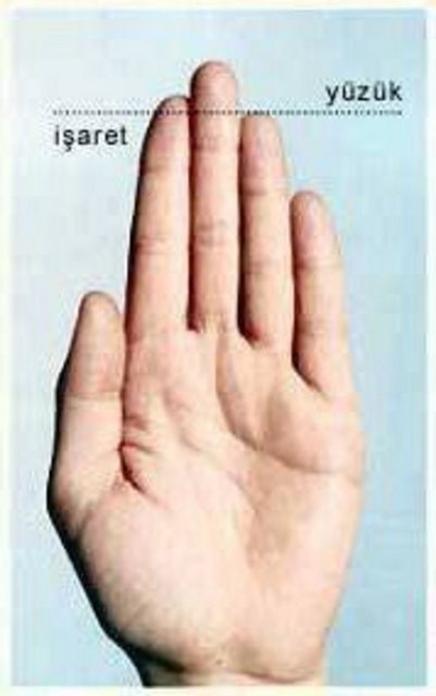 Yüzük parmağı, işaret parmağından kısa olan bir insan;