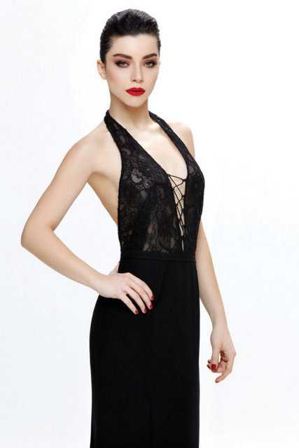 Yürüyecek halim yok. Bulabildiğim ilk taksiye atladım ve Kumbaracılar'dan geçip Cihangir'e gitmeyi hedefliyorum.