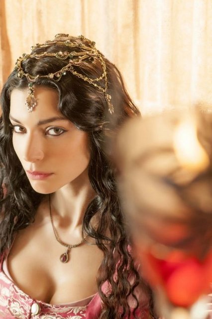 Pera Palas'ın tam karşısında bir sokak var. Bu sokak İstiklal Caddesi'ne doğru gidiyor. Ardından da Kumbaracılar.