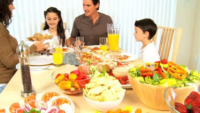 Daha çok sebze ve meyve yiyin.  -  - Öğünlerinizden birini ki genellikle akşam yemeğini daha çok sebze ve meyve yemeye ayırın. Meyve ve sebzeler daha fazla lif ve su içerdiği için daha az kalori almanıza yardımcı olur.  -