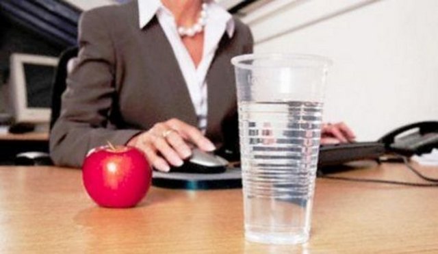 Uzun bardaklar yerine kısa ve geniş bardaklar kullanın.  -  - Meyve suyu, soda gibi tüketeceğiniz sıvıları kısa ve geniş bardaklara koyarak tükettiğinizde %25-30 oranında daha az kalori alırsınız.