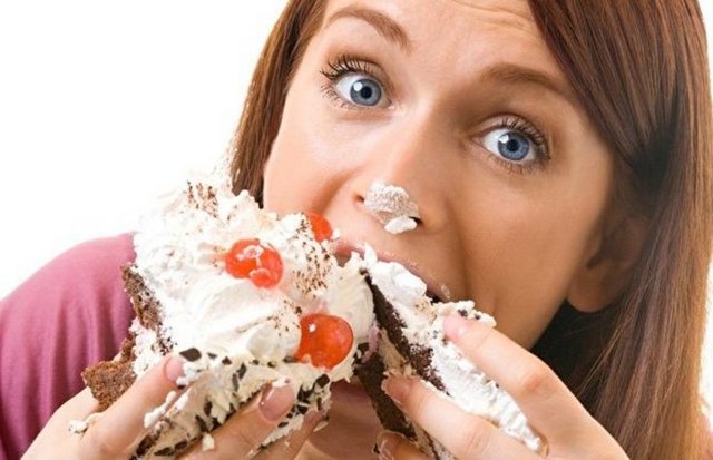 Şekeri kesin...  -  - Şeker yerine içeceklerinizi tatlandırmak için limon, nane gibi lezzetlerden yararlanabilirsiniz. Şekerli ürünlerden de uzak durarak fark etmeden bir yılda yaklaşık 5 kilo kaybedebilirsiniz.