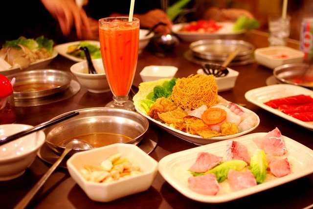 Yemek tabaklarınızı küçültün.  -  - Otomatik olarak daha az yemek yemek için yemek tabaklarınızı küçültün. Böylece fark etmeden günde 200 kaloriden yılda ise yaklaşık 10 kg kilodan kurtulabilirsiniz.  -