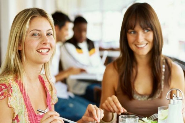 Alkol tüketiminizi sınırlandırın.  -  - Alkollü içecek tüketiminizi ve yanında yediğiniz cips, fındık gibi atıştırmalıkları sınırlandırdığınızda daha az kalori almış olursunuz.