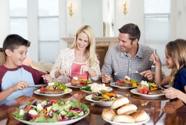 Yemek yeme sürenizi belirleyin.  -  - 20 dakika boyunca bir zamanlayıcı ayarlayın ve ne kadar sürede yemek yediğinizi keşfedin. Bu karmaşık bir diyet planı olmadan zayıflamanızı sağlayacak iyi alışkanlıklardan biridir.