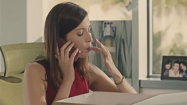 Kendini fazla ciddiye almadan içinizi ısıtacak bir filme imza atarken, özellikle Oğuz Çelik'in kurgu becerisine bel bağlıyor. Filmde Selma Ergeç ve Timuçin Esen'e Nevra Serezli eşlik ediyor.