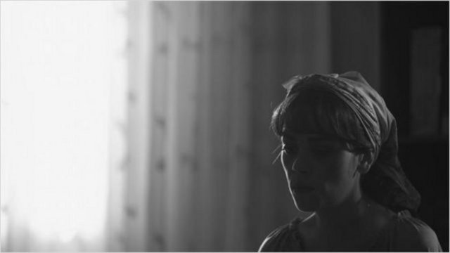 Onur Ünlü'nün zihninden çıkıp, Shakespeareyen tiratları Godardiyen rötuşlarla onarırken, alaycılığını da yitirmeyen radikal bir eser.