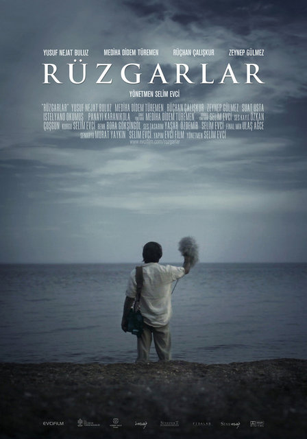 14-Rüzgarlar (2012) -  - "Cinayeti Gördüm"ün hikaye akışını bir sesçinin gözüne ya da kulağına yerleştirip üzerine azınlık sorunlarını ilave ederken, Gökçeada ile İstanbul arasında mekik dokuyan ruhsal bir yolculuk… -