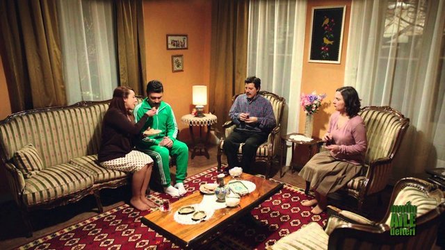 Çok başlı senarist ekibi ise sinemamıza kurgunun da katkısıyla kaliteli bir durum komedisi ürünü kazandırıyor.