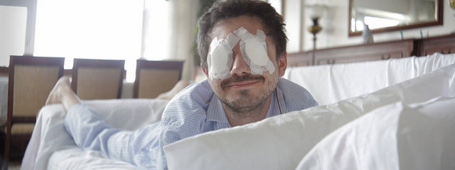 "Yaban Çilekleri"ni Sine-Göz yoluyla "Amélie"ye bitiştirip Yeşilçam geleneğine de selam gönderiyor. Böylece kişisellik 78 dakikada postmodern ve evrensel bir anlam yükleniyor