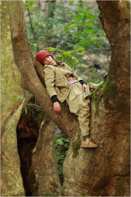 Teröre ya da Güneydoğu'daki iç savaşa içeriden bakış atıyor. Masalsı yaklaşımı, Tarkovsky mistisizmi ve kaydırmalarıyla birleştirip müthiş bir sinema duygusuyla dolduruyor.