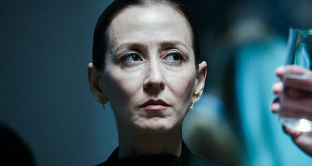 Film, yüksek bir reji becerisiyle yükselirken sinema tarihimizin en cüretkar kadın performanslarından birini de Defne Halman eşliğinde tattırıyor.