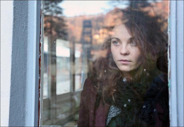 Taşrada ilişkilerin yarattığı yozlaşma üzerine, Cemal ile evli olan Zeynep'in eşini Cumali ile aldatmasından çıkan ahlaki okumalarla da değer kazanıyor.'Psikolojik yük'ün sinemasal anlamlarını araştıran eserde Tülin Özen ve Nadir Sarıbacak rol alıyor.