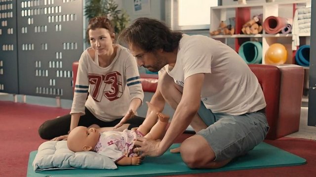 "Kaybedenler Kulübü" ve "Devrim Arabaları"nın 'her projeye uyumlu' hikaye anlatıcısı yönetmeni Tolga Örnek, bu sefer elini 'durum komedisi'ne atıyor. -  -